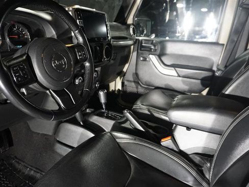 Used 2018 Jeep Wrangler Unlimited Rubicon w/ Connectivity Group image 10