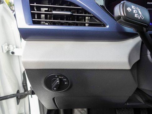 Used 2023 Volkswagen Taos SE w/ Panoramic Sunroof Package image 21