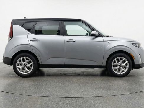 Used 2025 Kia Soul LX w/ LX Technology Package FWD image 11