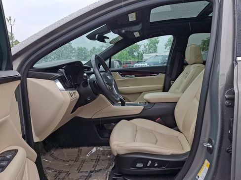 Used 2018 Cadillac XT5 Luxury w/ Driver Awareness Package FWD image 12