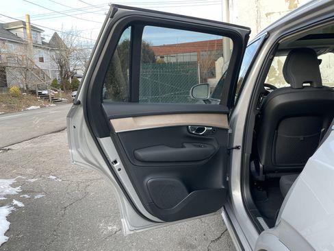 Used 2025 Volvo XC90 B6 Plus image 28