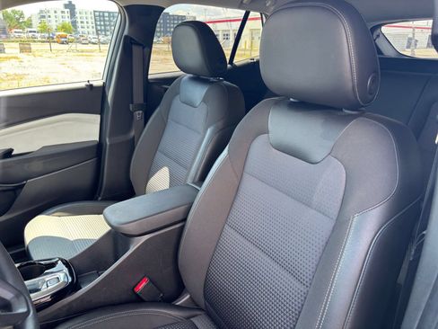 Used 2025 Chevrolet Trax LT FWD image 33