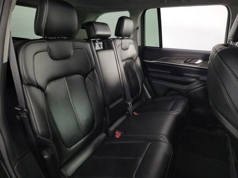 Used 2023 Jeep Grand Cherokee Limited AWD/4WD image 16