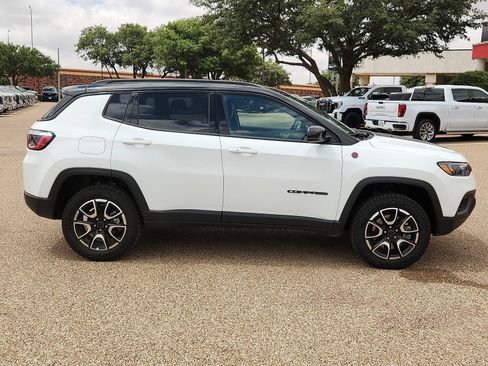 Used 2025 Jeep Compass Trailhawk AWD/4WD image 5