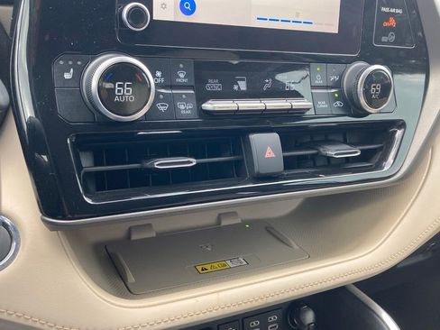 Used 2023 Toyota Highlander XLE FWD image 26