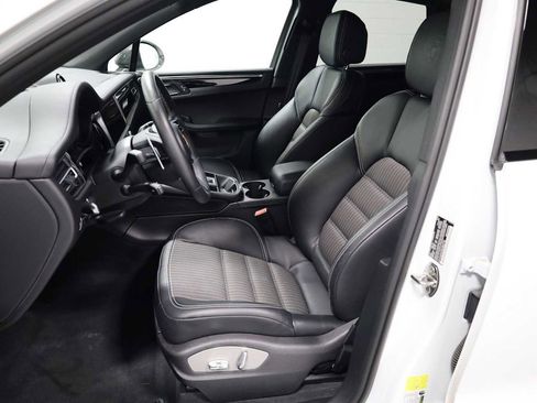 Certified 2025 Porsche Macan Turbo image 5