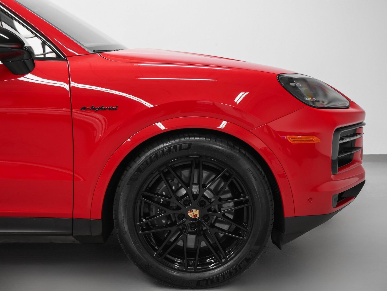Certified 2025 Porsche Cayenne E-Hybrid AWD/4WD image 16