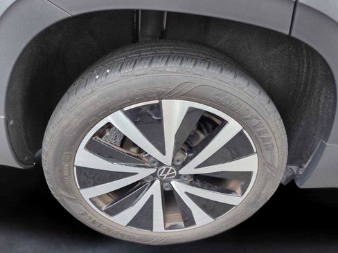 Used 2024 Volkswagen Taos SE w/ Panoramic Sunroof Package image 19