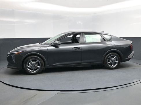 New 2025 Kia K4 LXS image 3