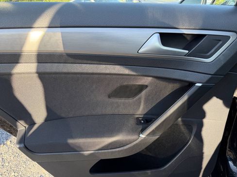 Used 2016 Volkswagen Golf S FWD image 40