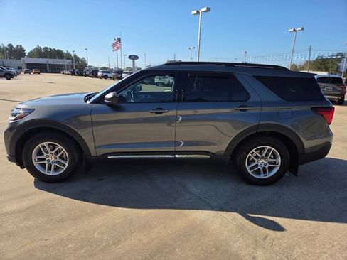 Used 2025 Ford Explorer Active w/ Active Comfort Package image 2