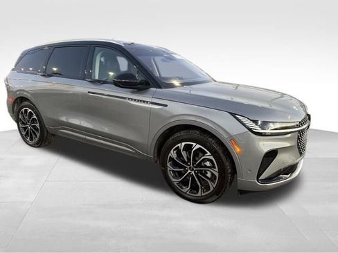 Used 2024 Lincoln Nautilus Reserve image 11