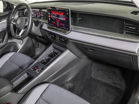 Used 2025 Volkswagen Tiguan SE w/ Panoramic Sunroof Package image 44