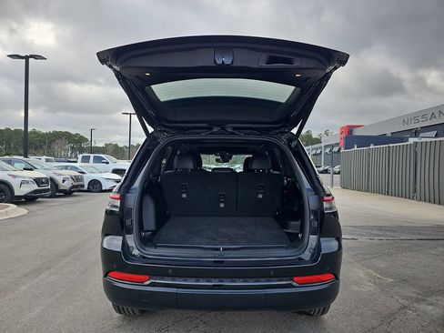 Used 2023 Jeep Grand Cherokee Altitude image 16