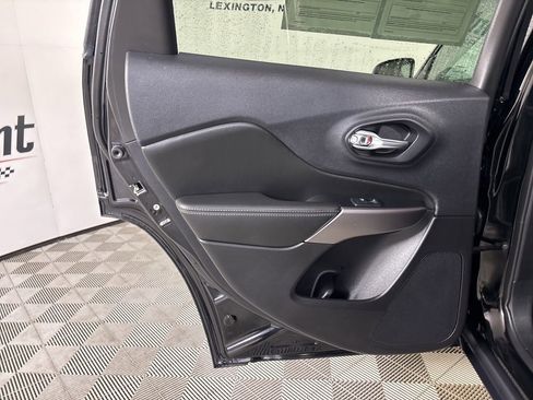 Used 2022 Jeep Cherokee Limited image 21