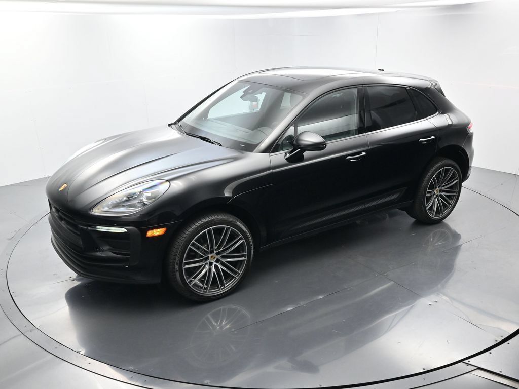 Certified 2025 Porsche Macan AWD/4WD image 33