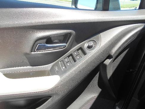 Used 2020 Chevrolet Trax LT FWD image 19