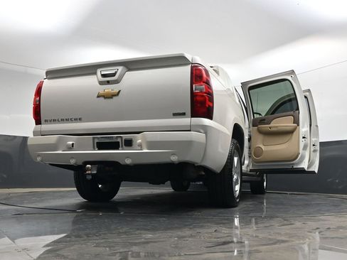 Used 2011 Chevrolet Avalanche LTZ AWD/4WD image 34