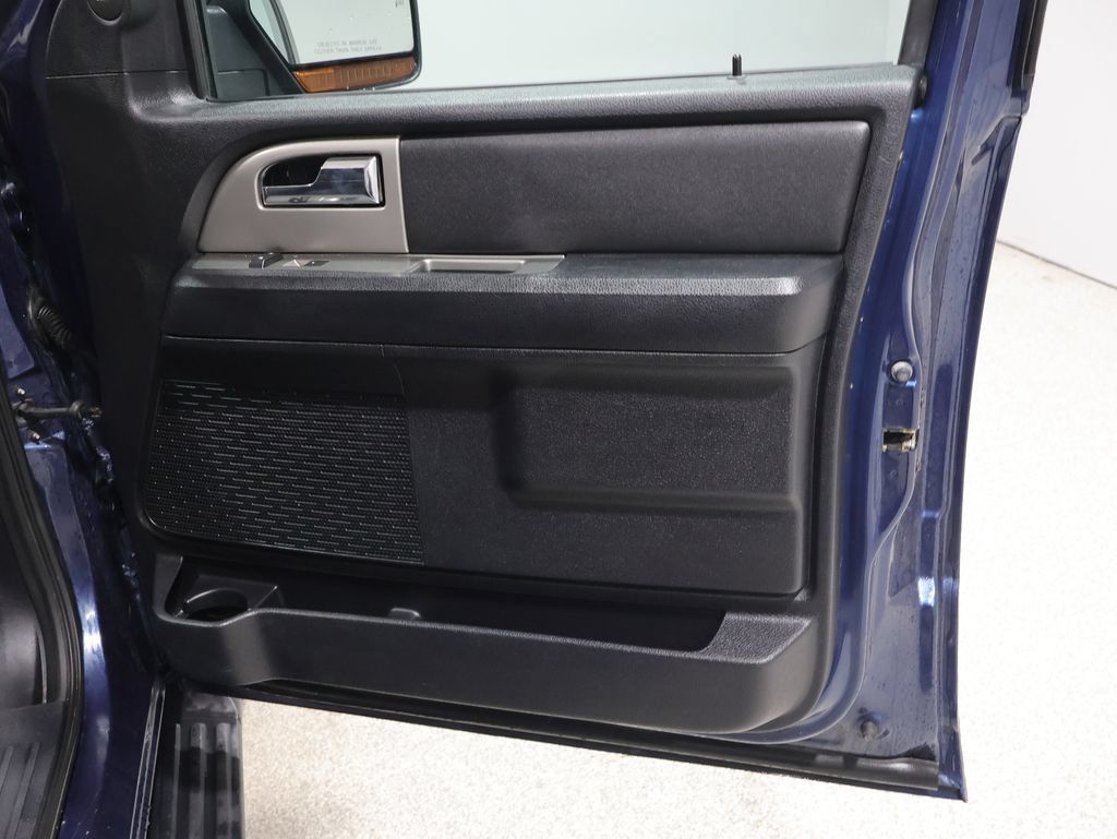 Used 2017 Ford Expedition XLT w/ Equipment Group 202A AWD/4WD image 29