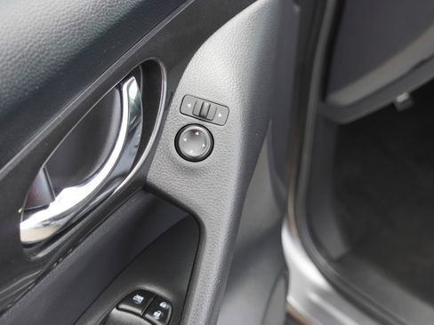 Used 2020 Nissan Rogue SV image 21