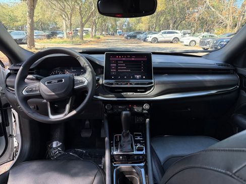 Used 2025 Jeep Compass Trailhawk image 28