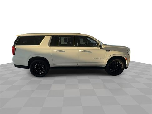 Used 2022 GMC Yukon XL Denali w/ Denali Premium Package image 9