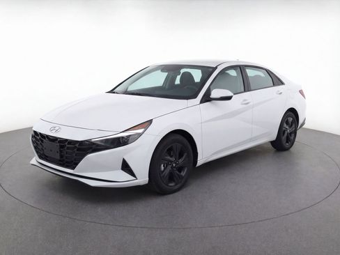Used 2023 Hyundai Elantra SEL image 3