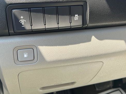 Used 2017 Kia Sedona LX w/ LX Essentials Premium Package FWD image 19