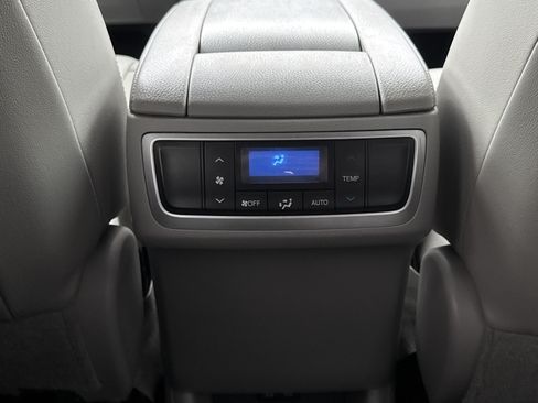 Used 2019 Toyota Highlander Limited FWD image 17
