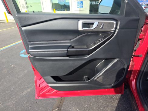 Used 2020 Ford Explorer XLT w/ Equipment Group 202A AWD/4WD image 22