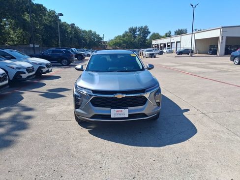 Used 2025 Chevrolet Trax LT w/ LT Convenience Package FWD image 5