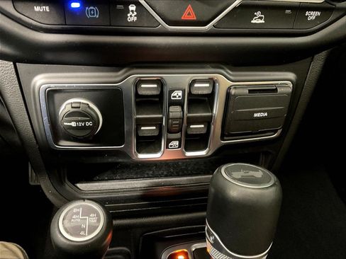 Used 2022 Jeep Wrangler Unlimited Sahara w/ Cold Weather Group AWD/4WD image 16