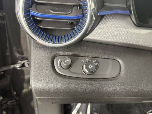 Used 2025 Chevrolet Trax LT w/ LT Convenience Package FWD image 21