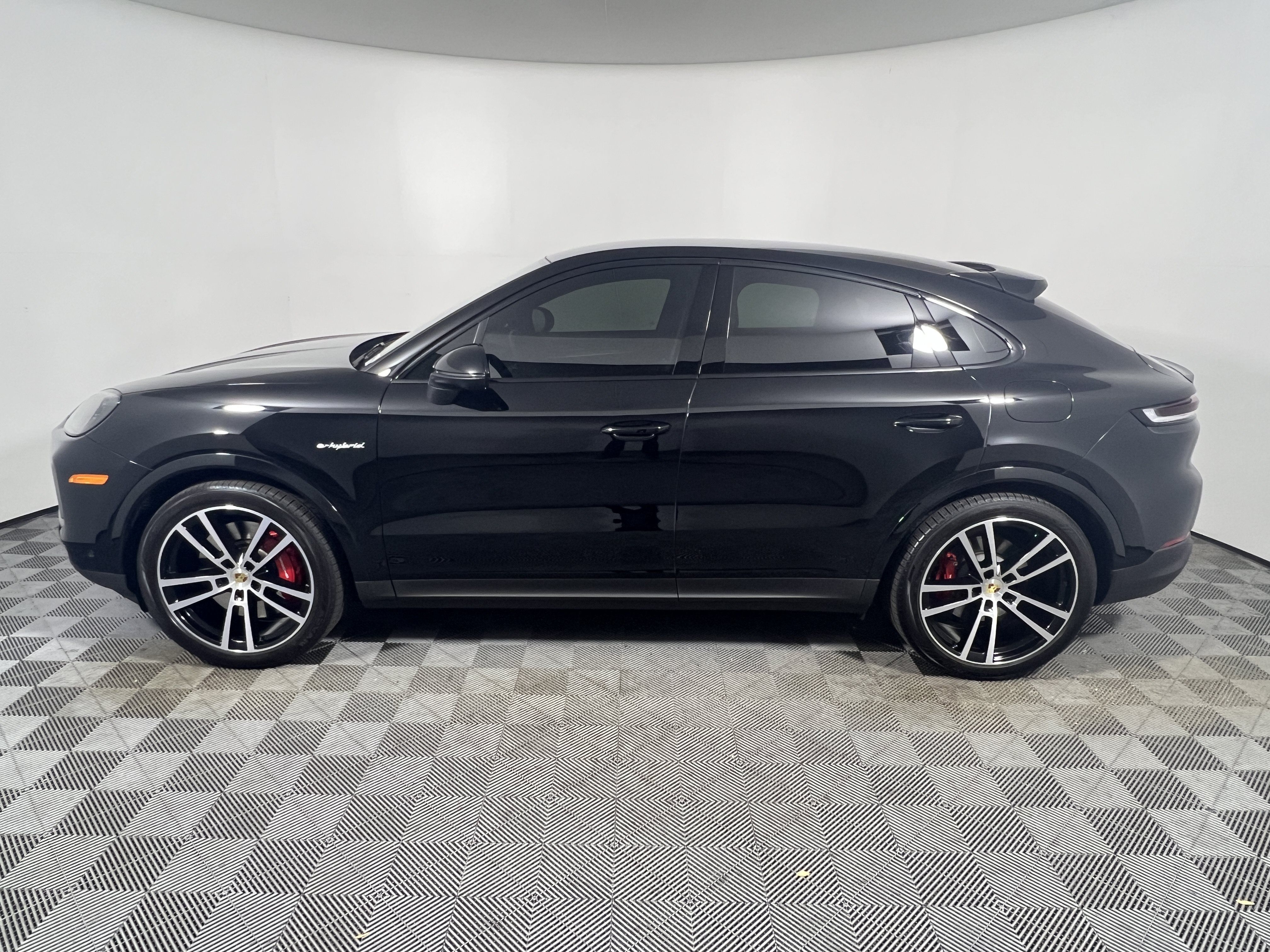 Certified 2024 Porsche Cayenne S AWD/4WD image 2