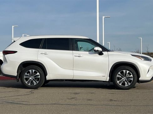 Used 2025 Toyota Highlander XLE image 3