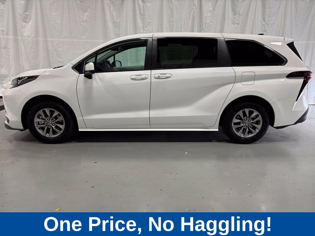 Used 2026 Toyota Sienna LE FWD image 4
