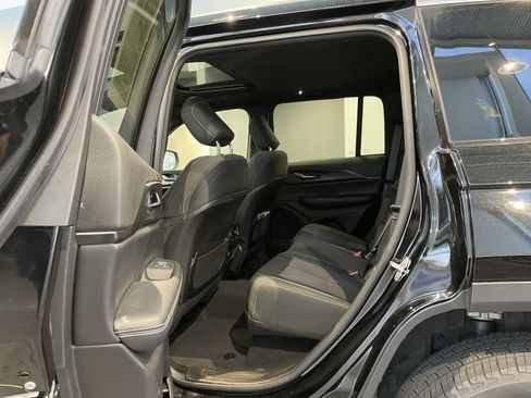 Used 2025 Jeep Grand Cherokee Laredo X image 34