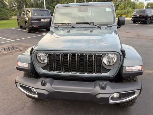 Certified 2025 Jeep Gladiator Sport AWD/4WD image 3