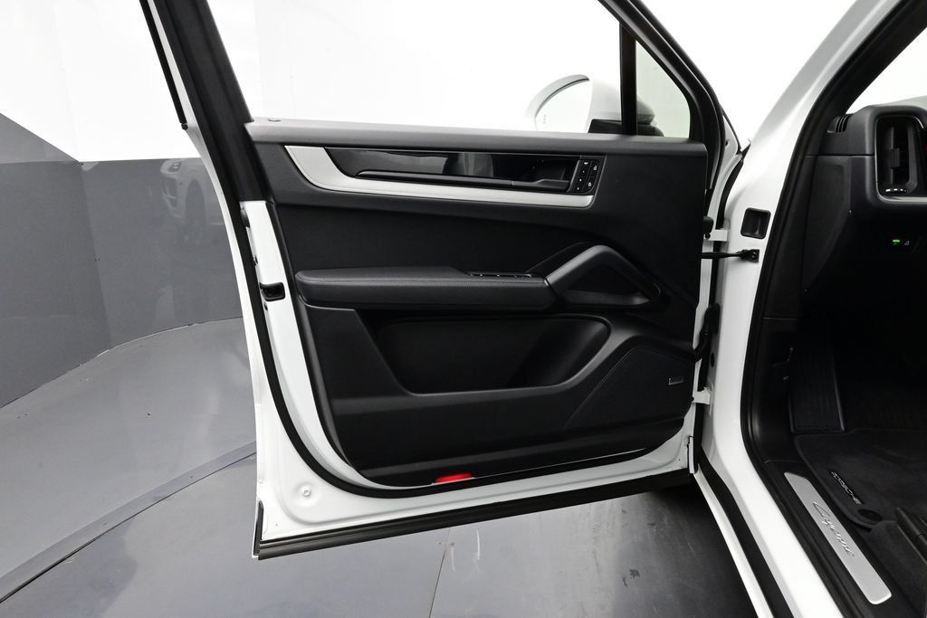Certified 2025 Porsche Cayenne AWD/4WD image 11