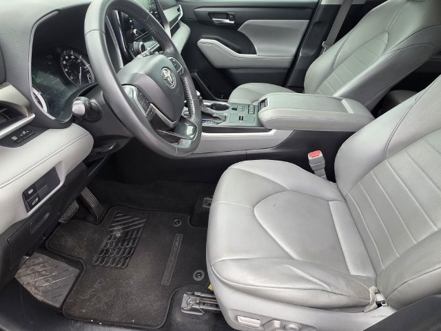 Used 2021 Toyota Highlander XLE FWD image 6