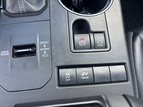 Used 2022 Toyota Highlander XLE FWD image 9