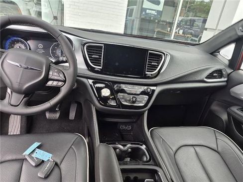 Used 2025 Chrysler Pacifica Limited FWD image 17