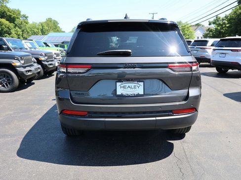 Used 2022 Jeep Grand Cherokee Altitude AWD/4WD image 6