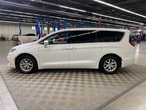 Used 2022 Chrysler Pacifica Touring-L image 4