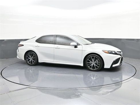 Used 2023 Toyota Camry SE image 17