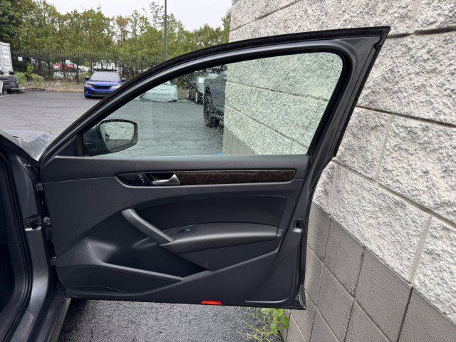 Used 2015 Volkswagen Passat TDI SEL Premium FWD image 38