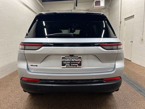 Used 2024 Jeep Grand Cherokee Altitude AWD/4WD image 3