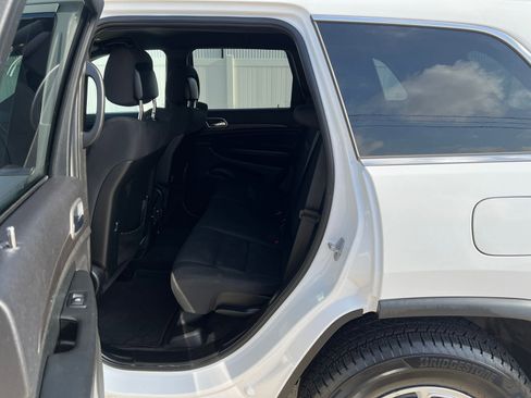Used 2018 Jeep Grand Cherokee Laredo RWD image 14