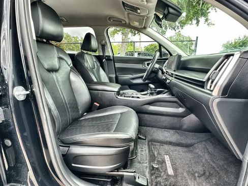 Used 2024 Kia Sorento S image 9