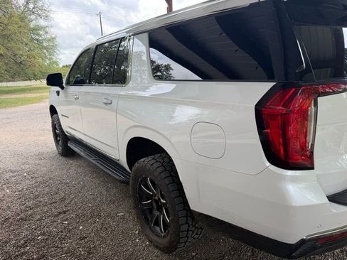 Used 2023 GMC Yukon XL SLT w/ SLT Premium Package image 2